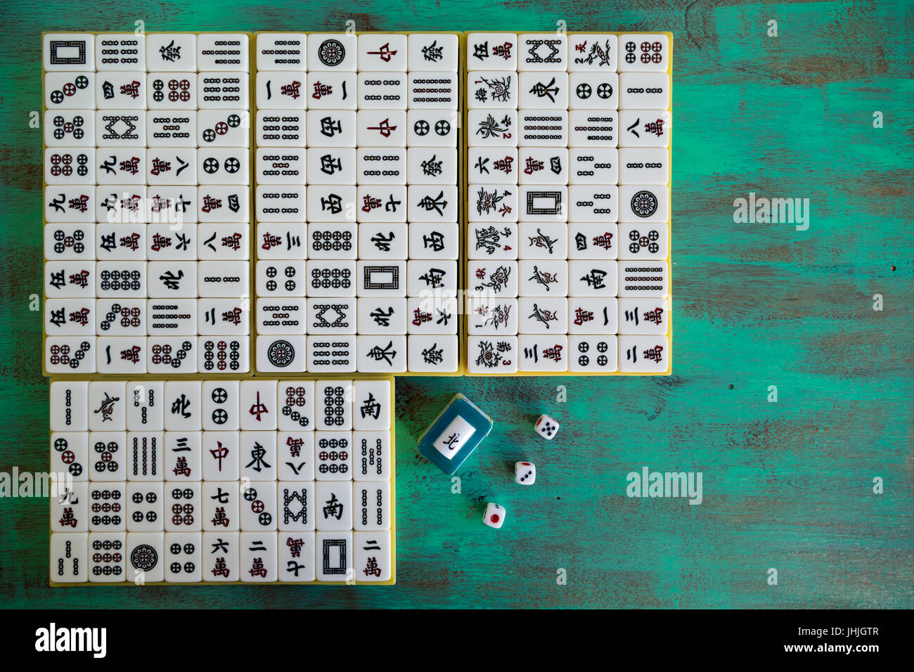 Tuiles de Mahjong '麻將' sur fond en bois vert, plat Banque D'Images