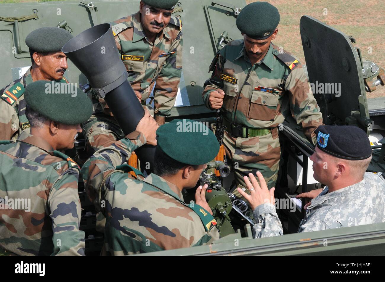 États-unis et des soldats indiens en savoir plus sur les véhicules du système Stryker mortier Yudh Abhyas pendant l'entraînement au Camp Bundela 12 octobre 2009 en Inde, Babina. (Photo par Rodney Jackson par Planetpix) Banque D'Images