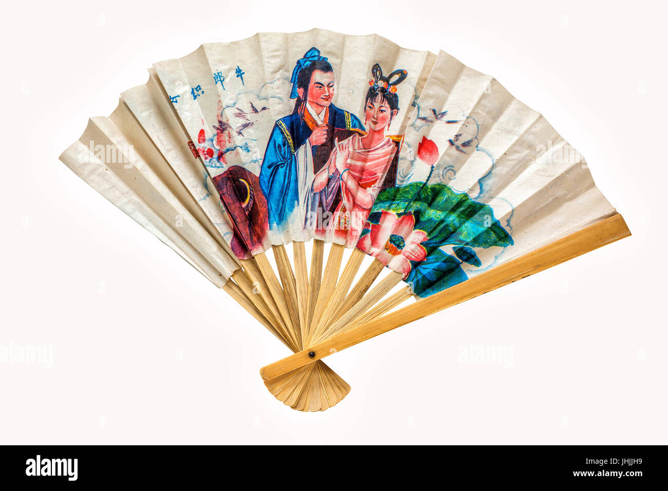 Un ventilateur de papier Chinois de décoration traditionnelle sur un fond blanc. Banque D'Images