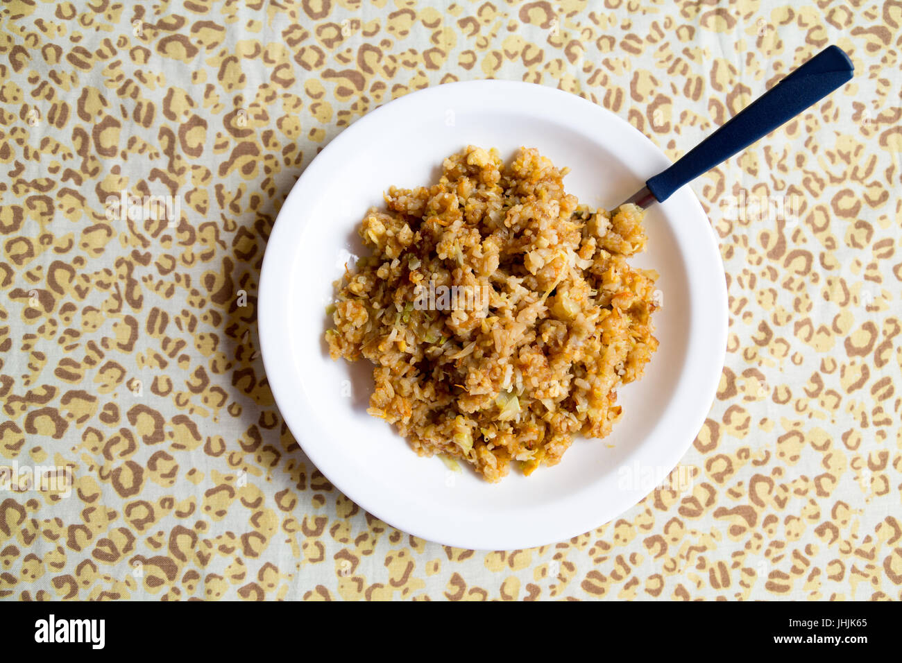 Vegan fait maison avec du riz frit de carottes, de choux et de la sauce soja sur plaque blanche, prêt à manger. Mise à plat Banque D'Images