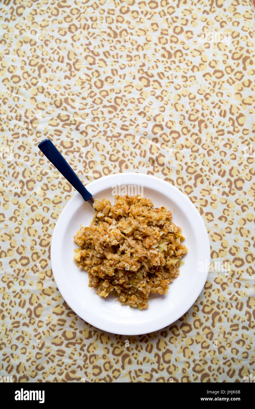 Vegan fait maison avec du riz frit de carottes, de choux et de la sauce soja sur plaque blanche, prêt à manger. Mise à plat Banque D'Images