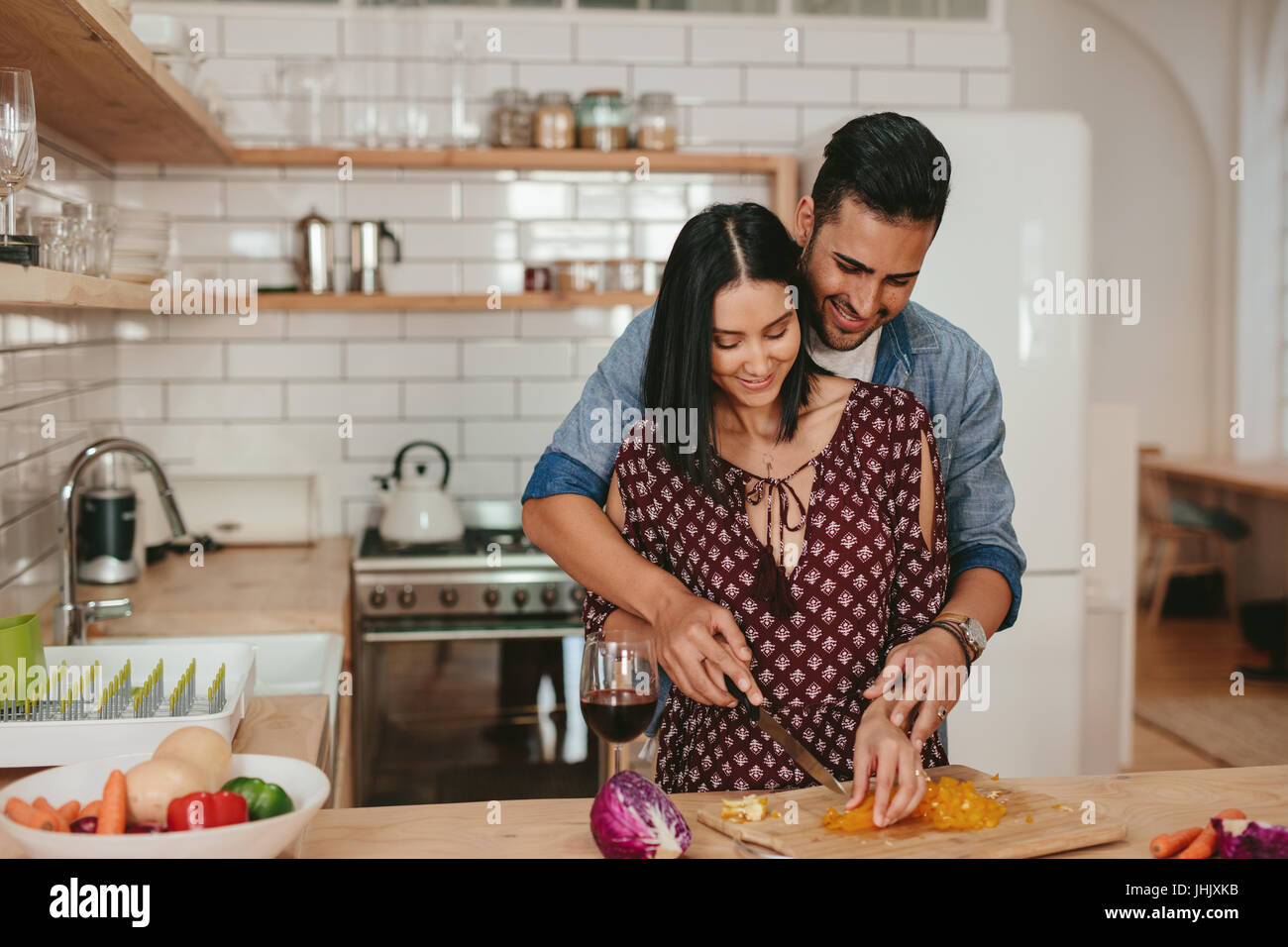 Photo de couple hacher les légumes ensemble dans la cuisine. Jeune homme et femme à la cuisson des aliments ensemble à la maison. Banque D'Images