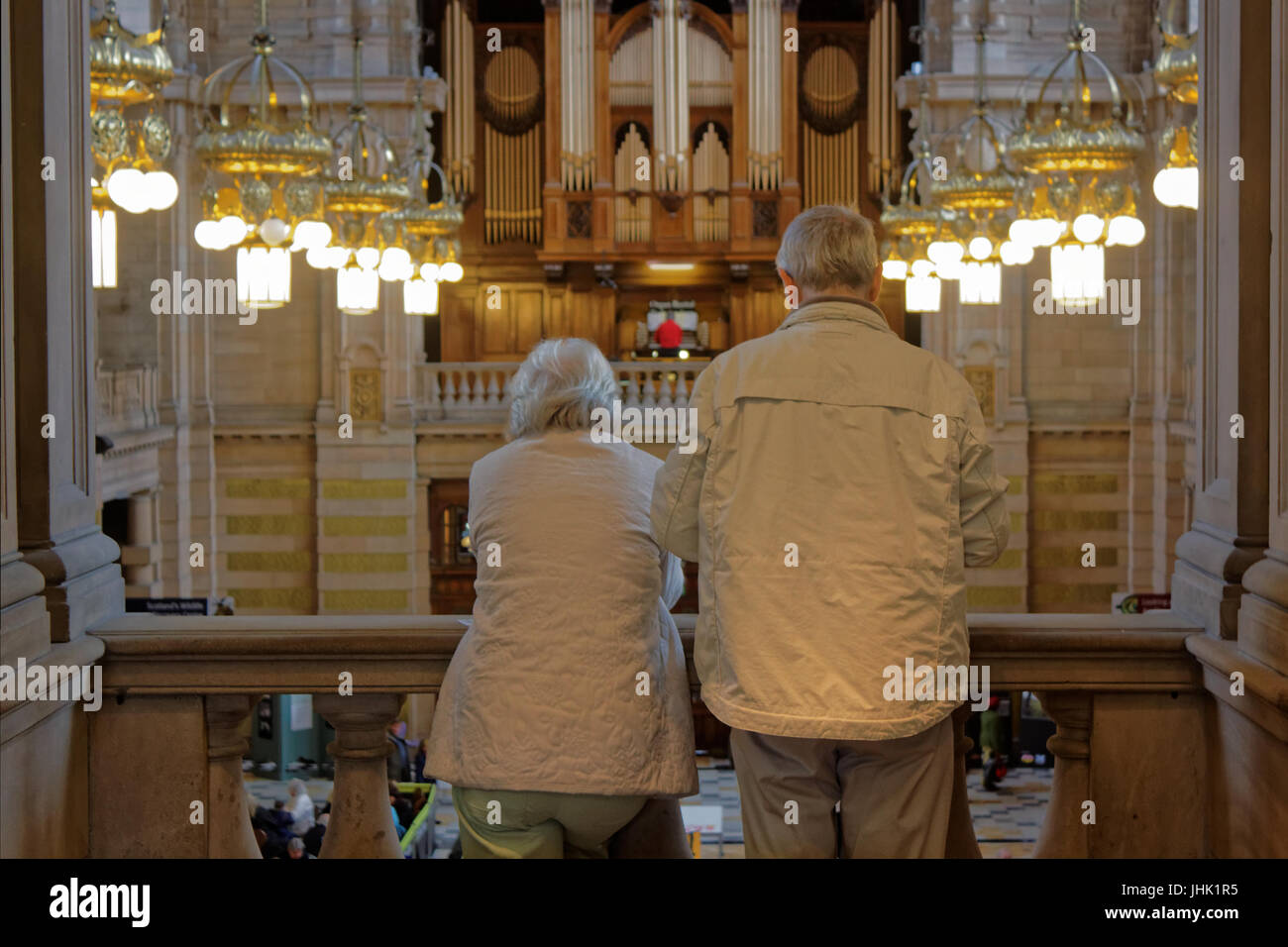 Kelvingrove Art Gallery and Museum Old couple profitez de l'un de l'intérieur régulièrement des récitals d'orgue Banque D'Images