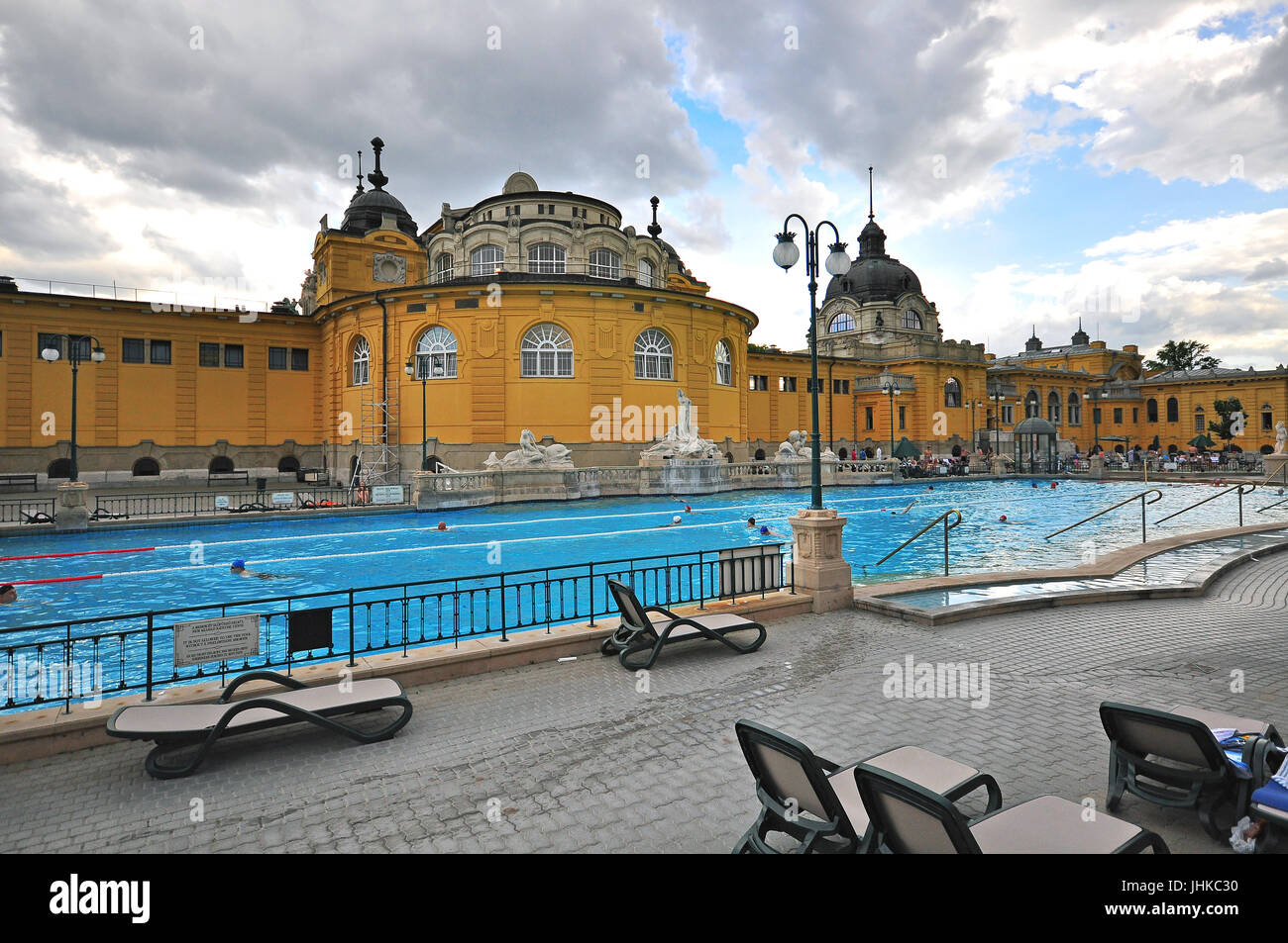 BUDAPEST, HONGRIE - 1 juin : la salle de bains médicinaux de Szechenyi Bain thermique à Budapest le 1 juin 2016. - Est le plus grand dans le bain médicinal Europ Banque D'Images
