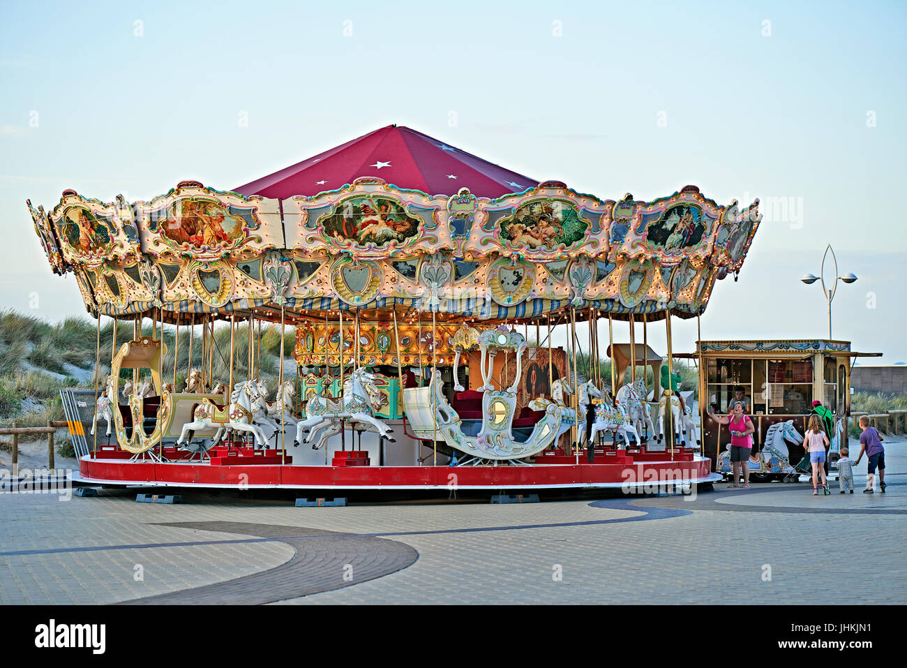 DE PANNE, BELGIQUE - Juillet 03, 2017 : merry-go-round le soir sur la Promenade de la station balnéaire belge De Panne est en attente pour les clients. Banque D'Images