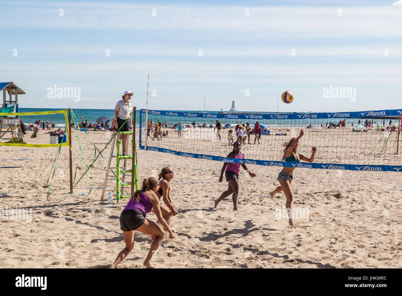 Quatre femmes à jouer au volleyball de plage durant la compétition qui a eu lieu sur la plage de Victoria, à Cobourg, en Ontario. Banque D'Images