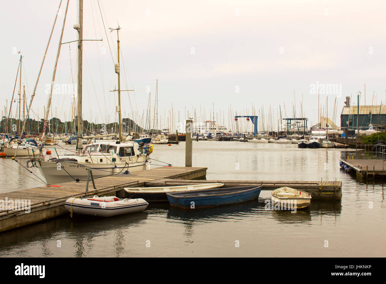 La marina de Port de Lymington entassés accueil à la Royal Lymington Yacht Club. Pris sur un gris terne journée d'été en Juin Banque D'Images