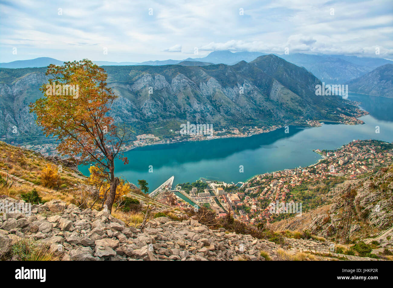 Vue de la baie de Kotor et de la ville à l'automne, le Monténégro Banque D'Images