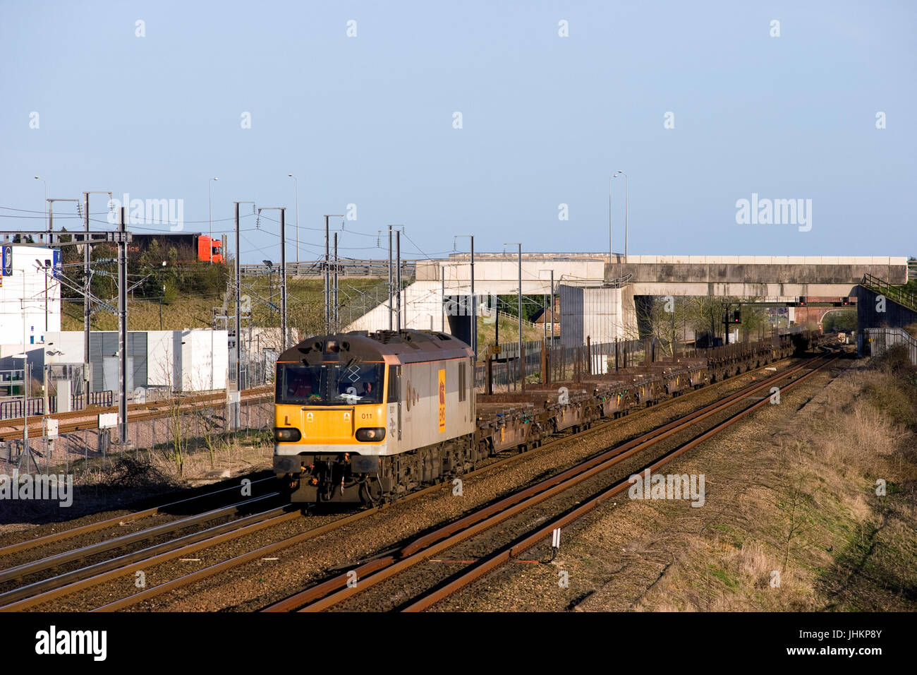 Une locomotive électrique numéro 92011 de classe 92 du EWS qui travaille un train de marchandises en acier vide à Sevington dans le Kent. Banque D'Images