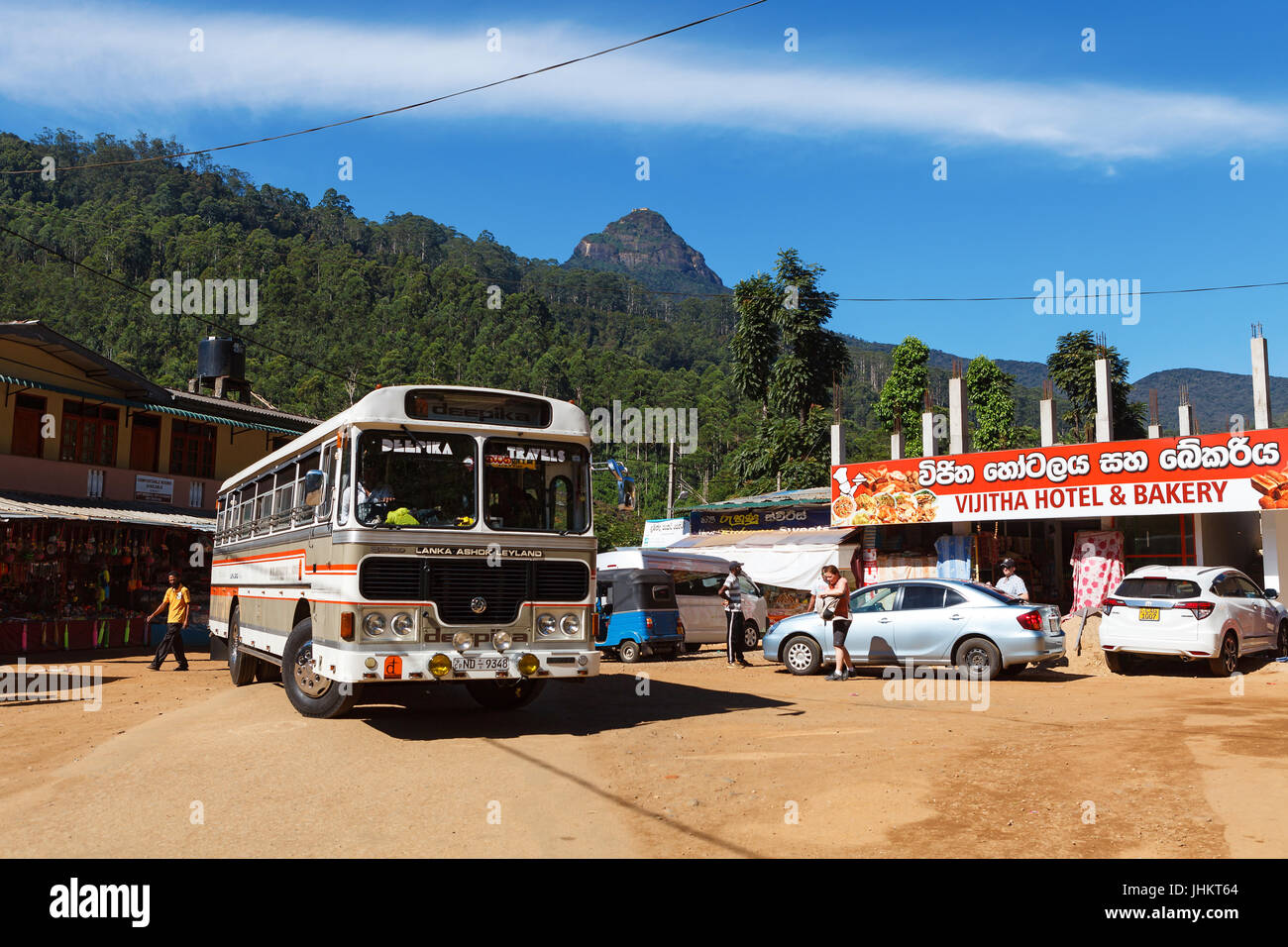 DALHOUISIE, SRI LANKA, 11 mars 2016 à la station de bus, Adam's Peak visible à l'arrière-plan Banque D'Images