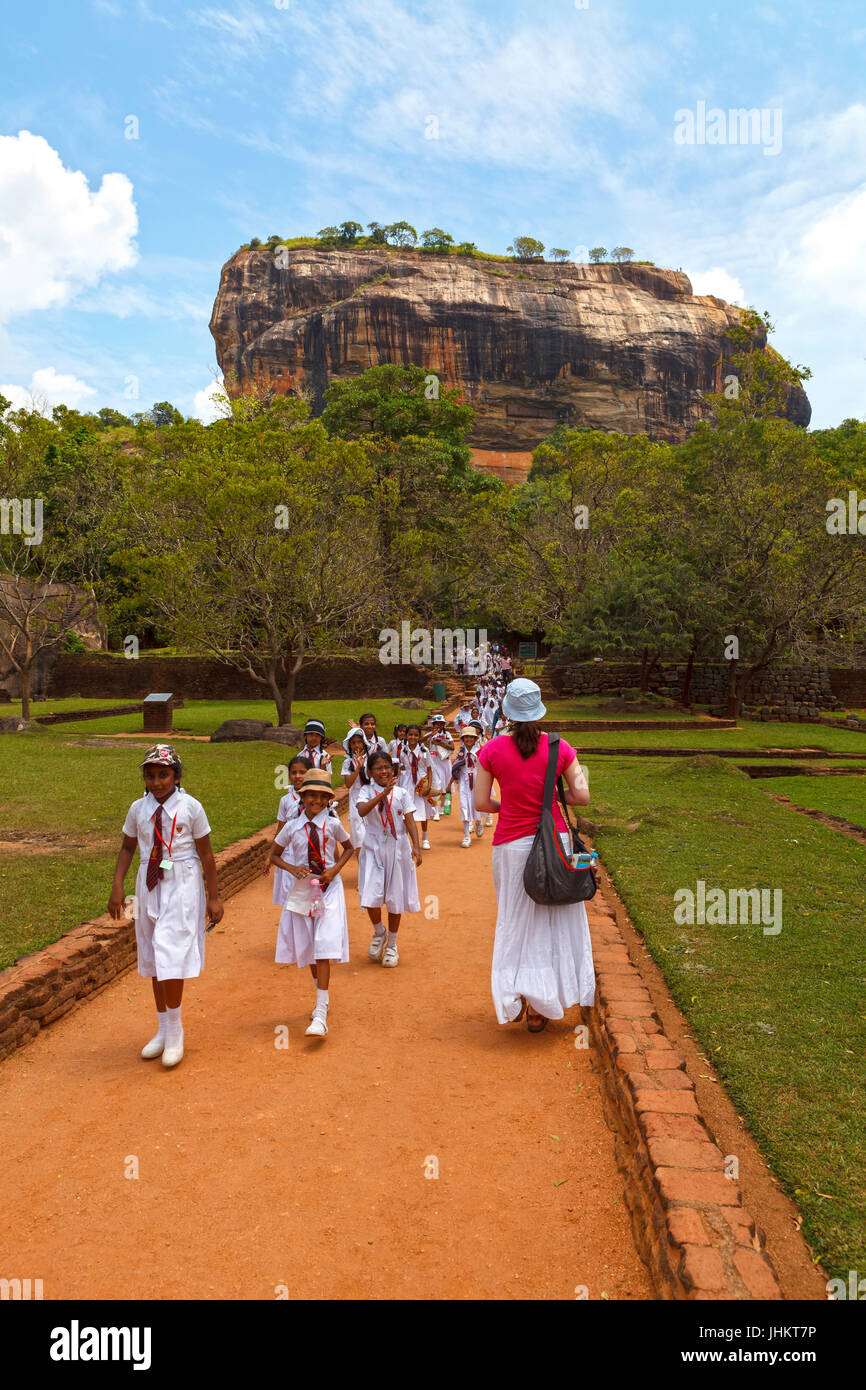 SIGIRIYA, SRI LANKA, 09 mars 2016 Lion's Rock - La célèbre place d'intérêt, une ancienne forteresse située près de rock city Dambulla Banque D'Images