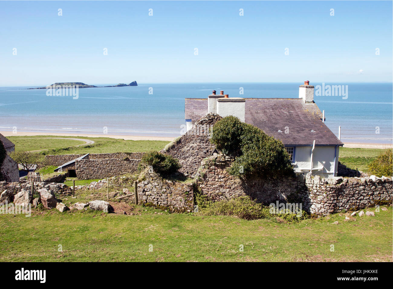 Cottage blanc idyllique sur la côte Banque D'Images