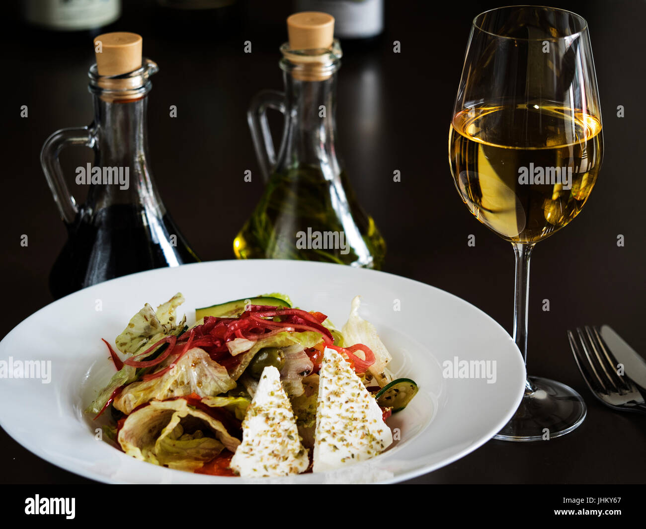 Salade grecque avec des légumes frais, fromage feta et olives noires Banque D'Images