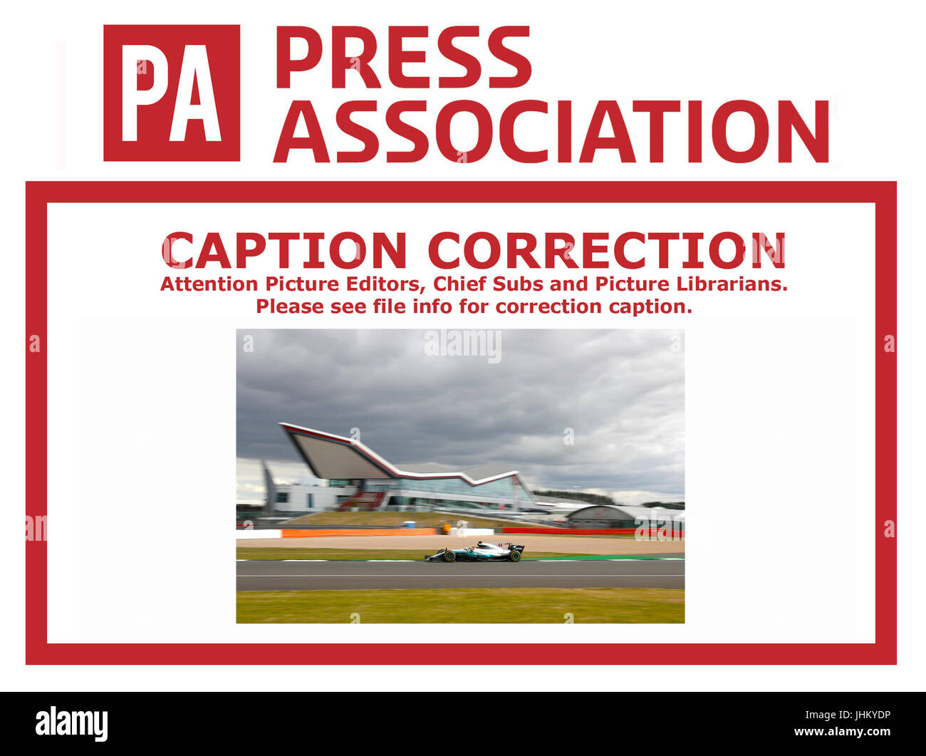 CORRECTION LÉGENDE CHANGER VALTERRI BOTTAS À LEWIS HAMILTON IMAGE SERA RETRANSMISE SOUS PEU AVEC LA LÉGENDE CORRECTE NOM DEVRAIT LIRE Mercedes Lewis Hamilton lors de la première pratique 2017 Grand Prix de Grande-Bretagne à Silverstone, Circuit de Towcester. Banque D'Images