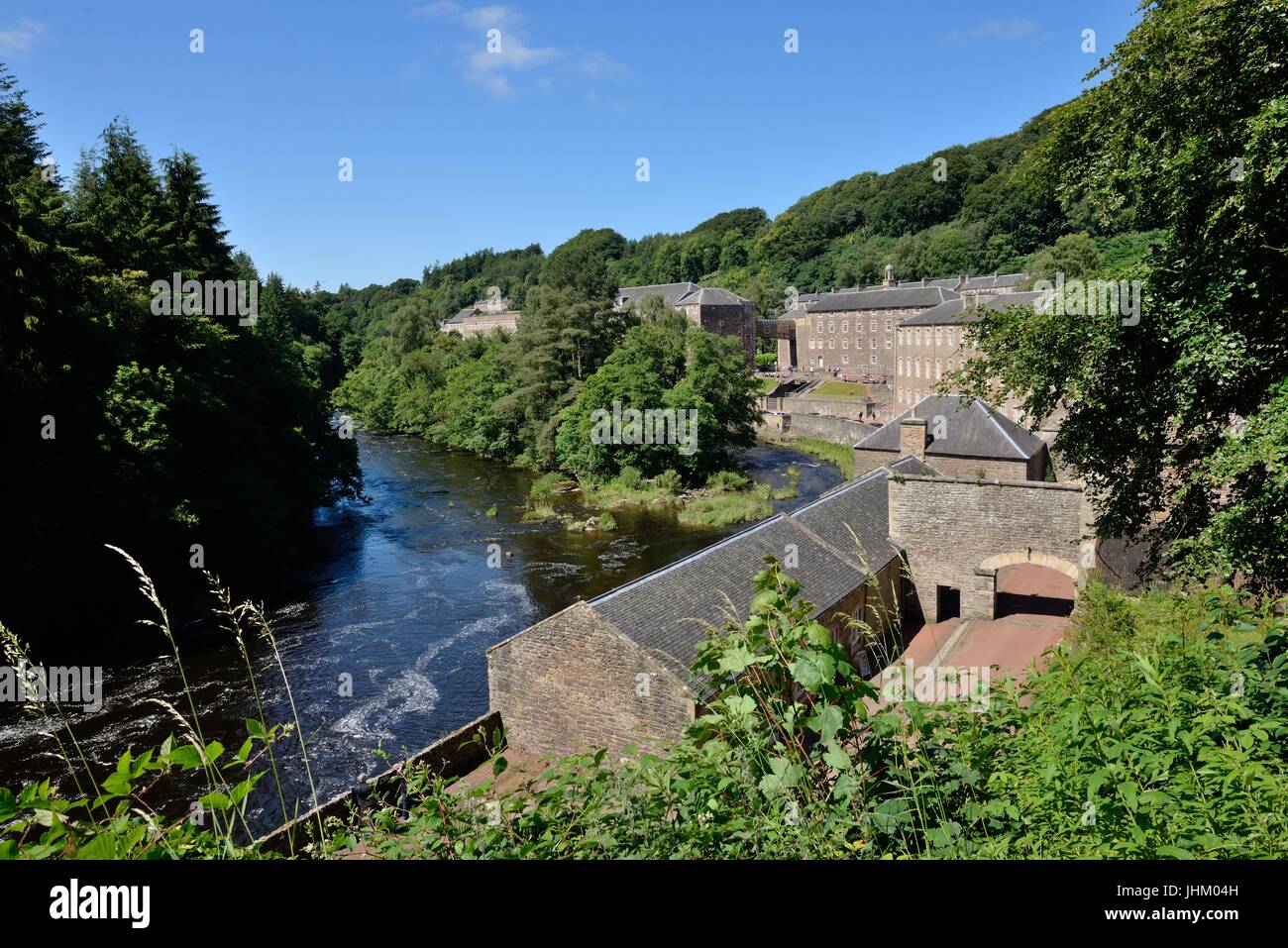 La rivière Clyde passe devant l'usine à la New Lanark World Heritage site dans le Lanarkshire, Écosse, Royaume-Uni. L'Europe Banque D'Images