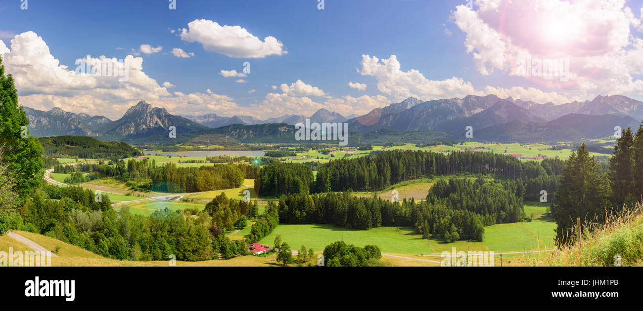 Grande scène panorama en Bavière avec alpes et soleil à sky Banque D'Images