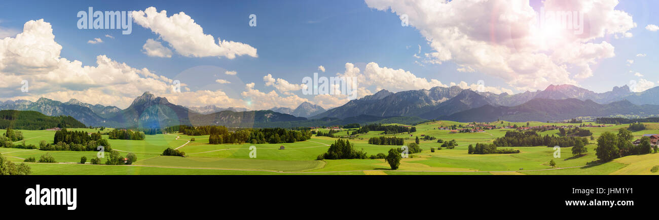 Grande scène panorama en Bavière avec alpes et soleil à sky Banque D'Images