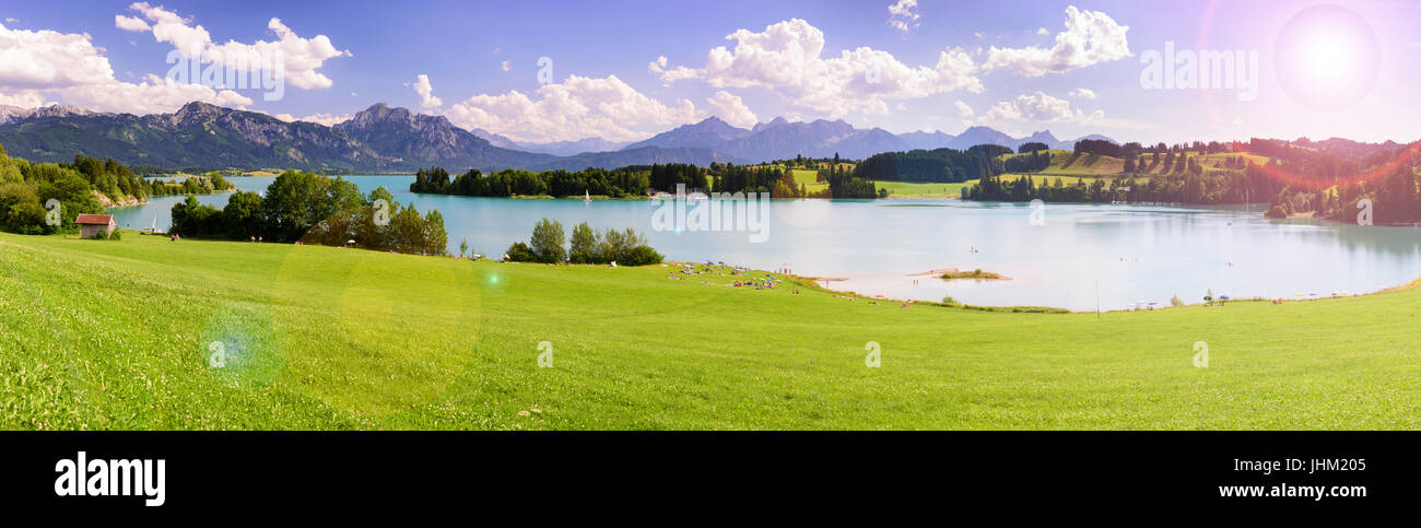 Grande scène panorama en Bavière avec alpes et soleil à sky Banque D'Images