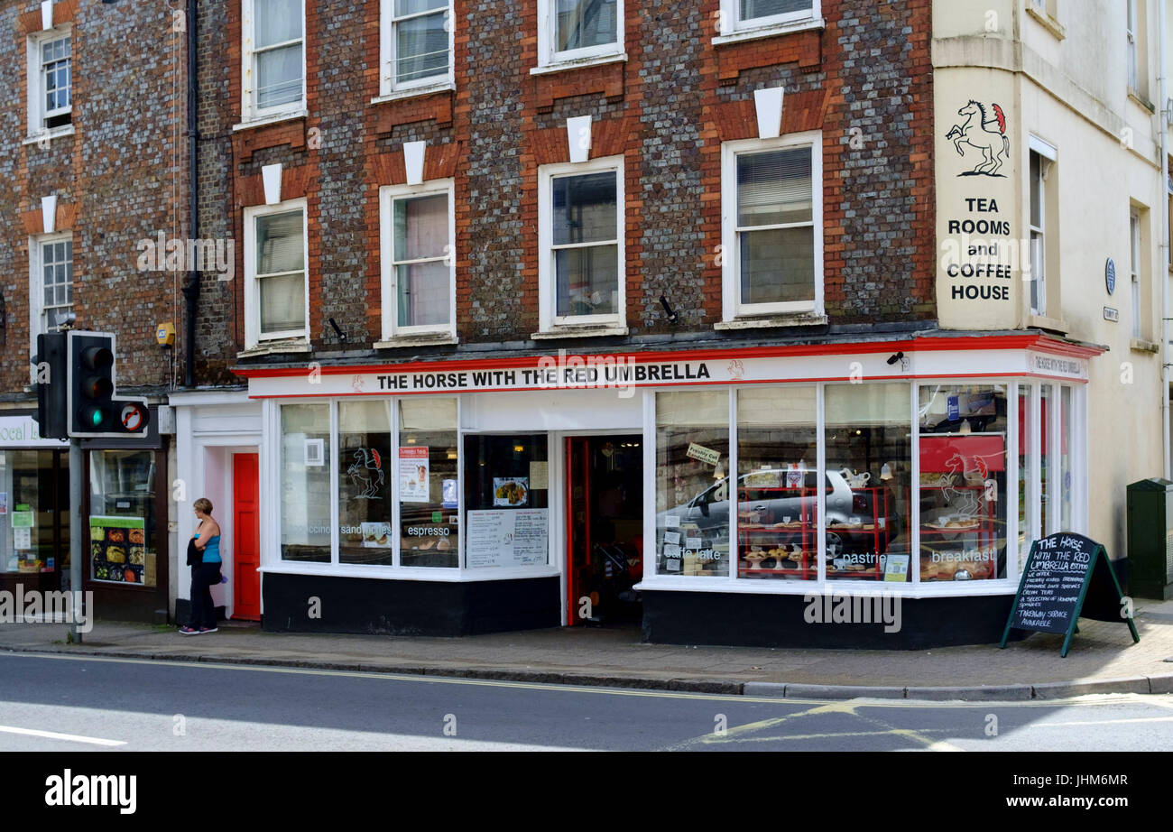 Autour de Dorchester, le comte Ville de Dorset england UK Le cheval avec le parapluie rouge restaurant Banque D'Images