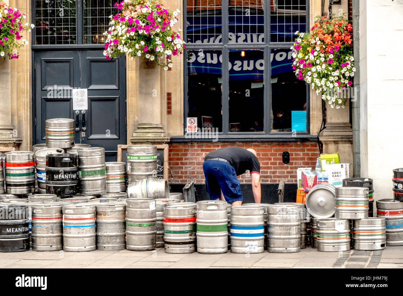 Une brasserie chauffeur de livraison, déménagement à l'extérieur d'un pub de barils de bière à Ealing Broadway, Londres W5, en Angleterre. UK. Banque D'Images