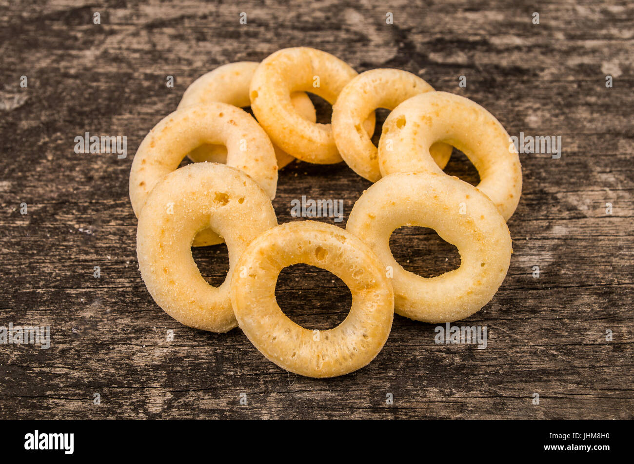 Stacked Pain Bagels, sur un fond de bois. Banque D'Images