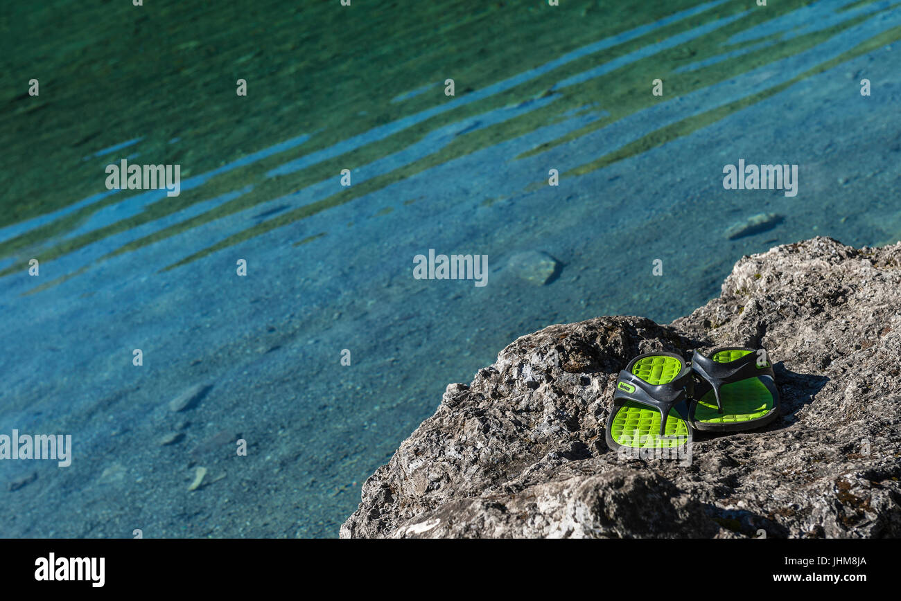 L'équipement de plongée sur la plage du lac Banque D'Images