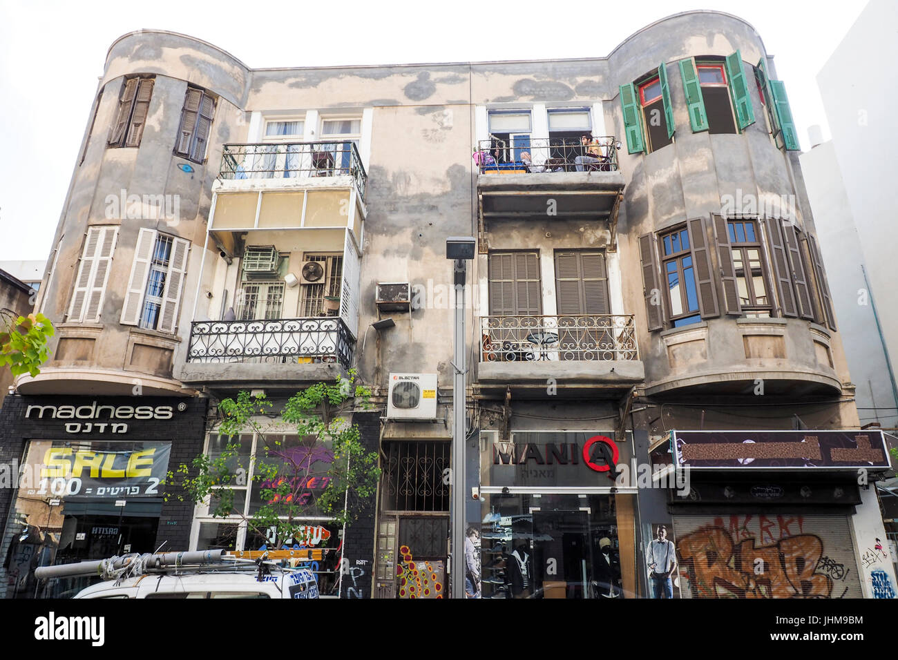 Façade d'un bâtiment de style Bauhaus en mauvais état situé sur Sheinkin Street, Tel Aviv, Israël. Banque D'Images