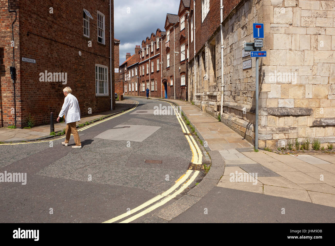 Une rue résidentielle de York avec maisons et busnesses sous un ciel nuageux bleu d'été Banque D'Images