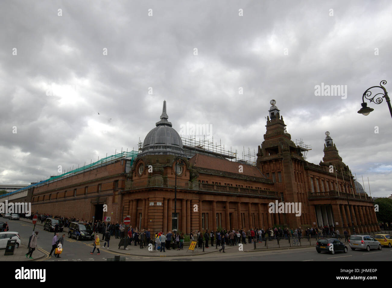 Casting pour figurants pour le film de Robert Le Bruce à Netflix le Kelvin Hall arena très longue file d'attente se forme autour de l'immeuble Banque D'Images