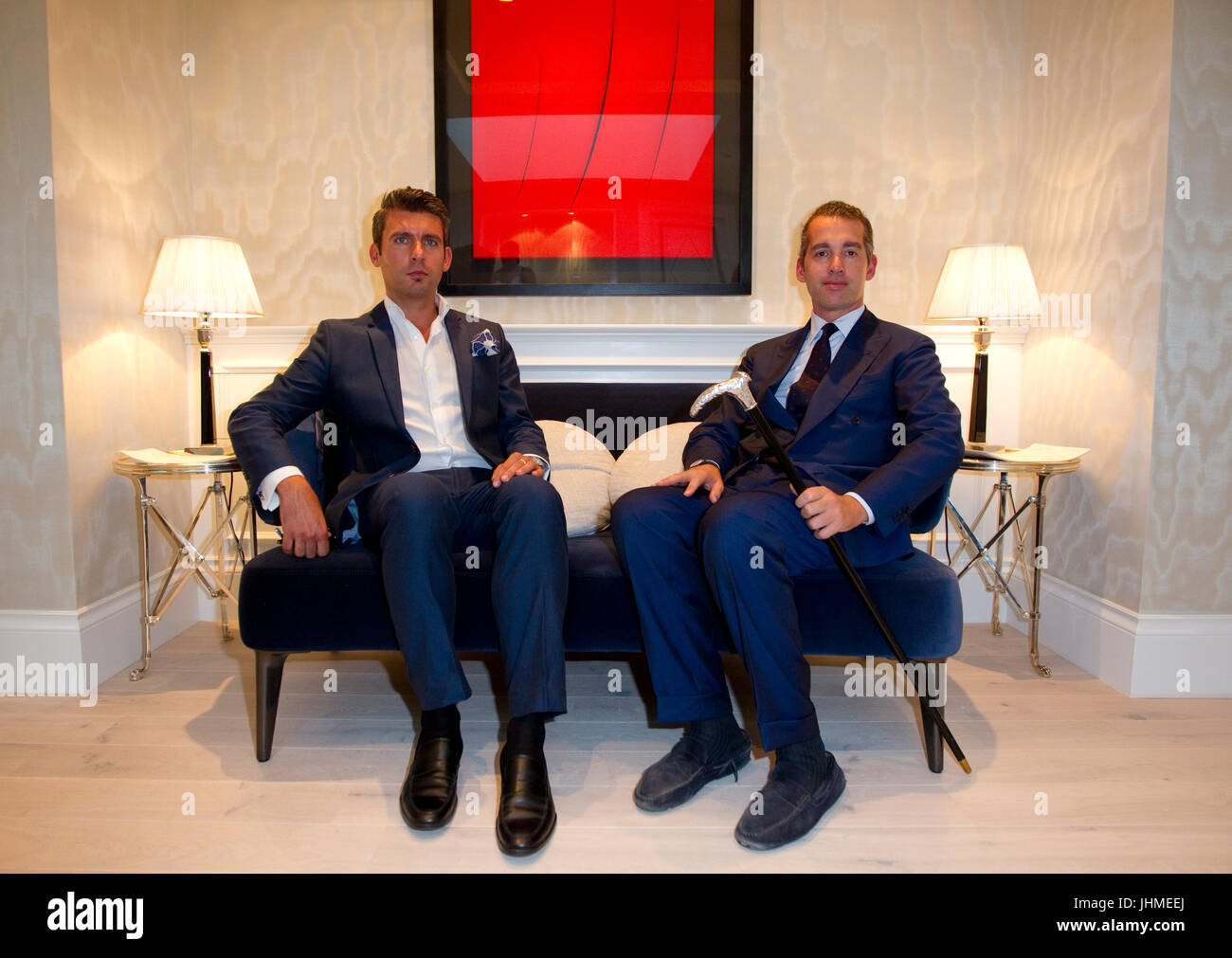 Monaco, Monaco. Le 13 juillet, 2017. Monaco, Monte Carlo - Juillet 13, 2017 : Galerie d'Art Moretti à Monaco présente l'Art Moderne en collaboration avec des experts de Dickinson, Londres : Propriétaire Fabrizio Moretti avec Flavio Gianassi Moretti (Directeur de Londres) avec l'Art de Lucio Fontana, Concetto Spaz | utilisée dans le monde entier : dpa Crédit/Alamy Live News Banque D'Images