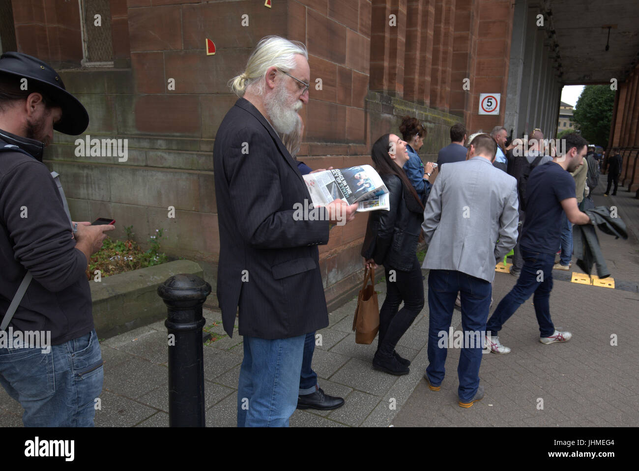 Casting pour figurants pour le film de Robert Le Bruce à Netflix le Kelvin Hall arena très longue file d'attente se forme autour de l'immeuble Banque D'Images