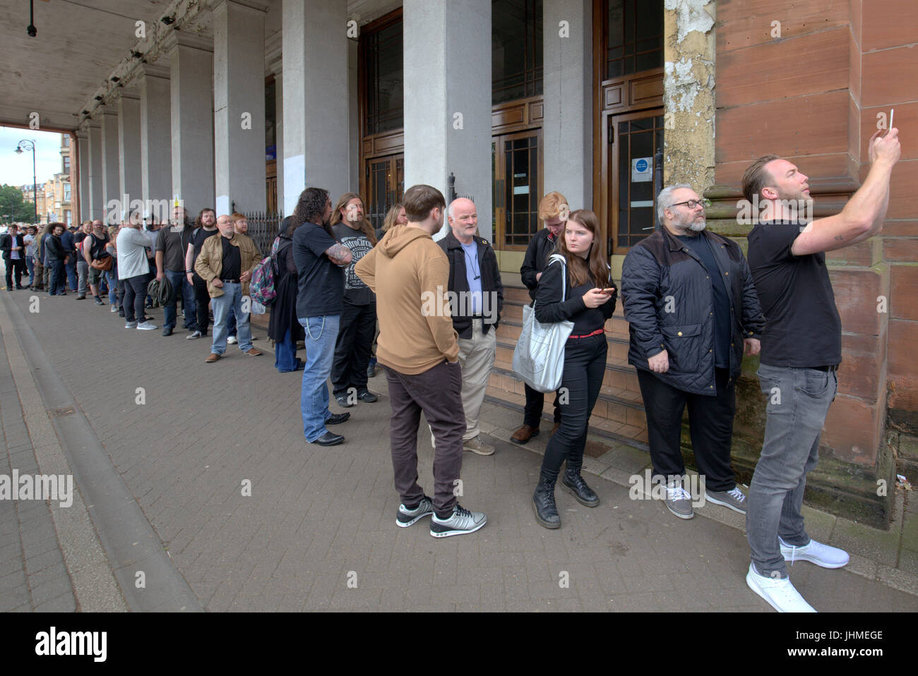 Casting pour figurants pour le film de Robert Le Bruce à Netflix le Kelvin Hall arena très longue file d'attente se forme autour de l'immeuble Banque D'Images