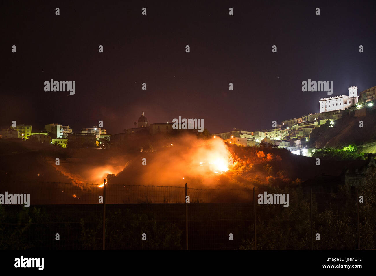 Alberobello, l'ancien village de Corigliano menacée par un vaste feu près des maisons dans la nuit. 13/07/2017, Corigliano, Italie Banque D'Images