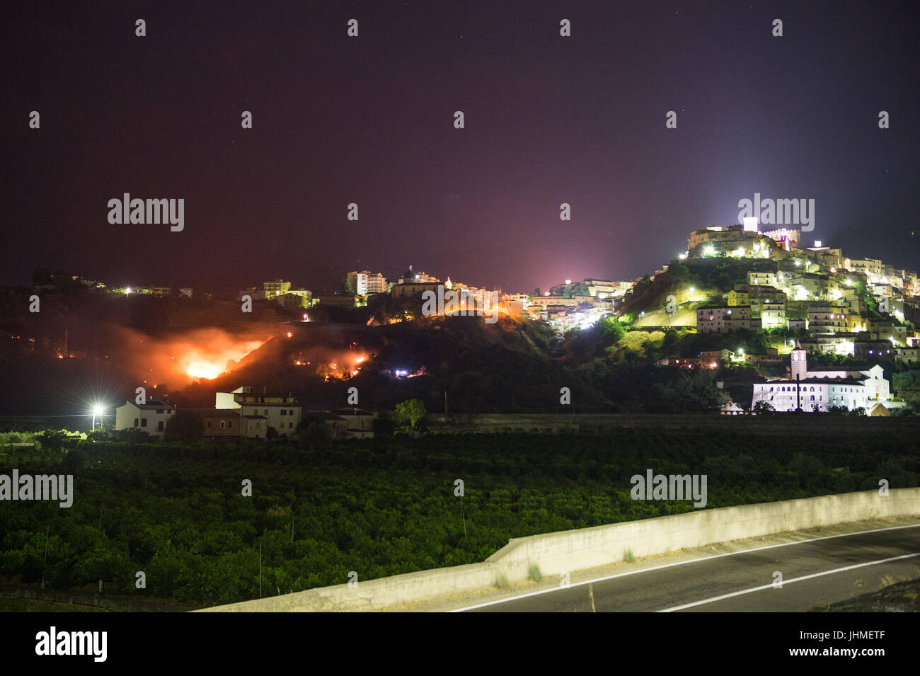 Alberobello, l'ancien village de Corigliano menacée par un vaste feu près des maisons dans la nuit. 13/07/2017, Corigliano, Italie Banque D'Images