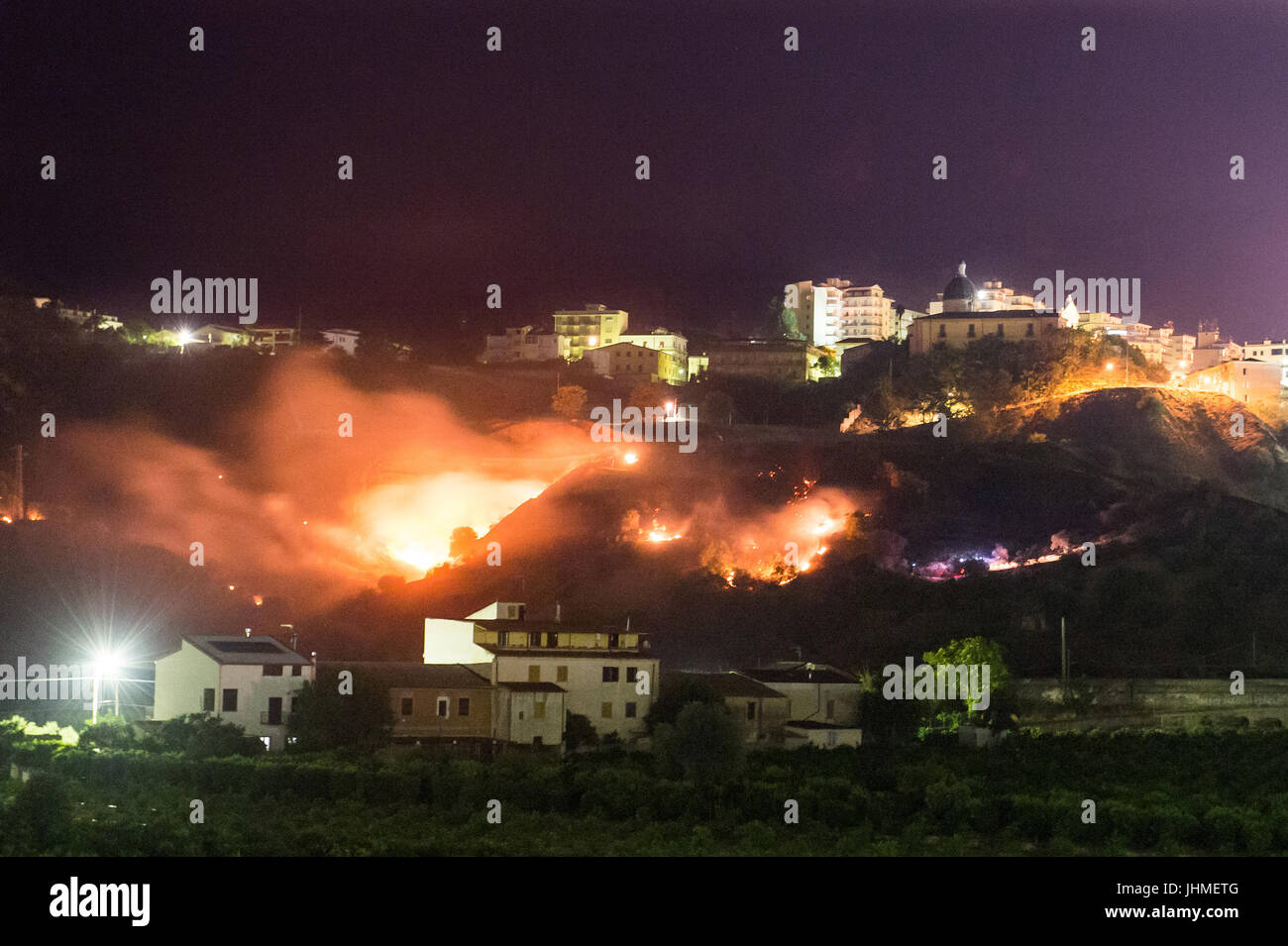 Alberobello, l'ancien village de Corigliano menacée par un vaste feu près des maisons dans la nuit. 13/07/2017, Corigliano, Italie Banque D'Images