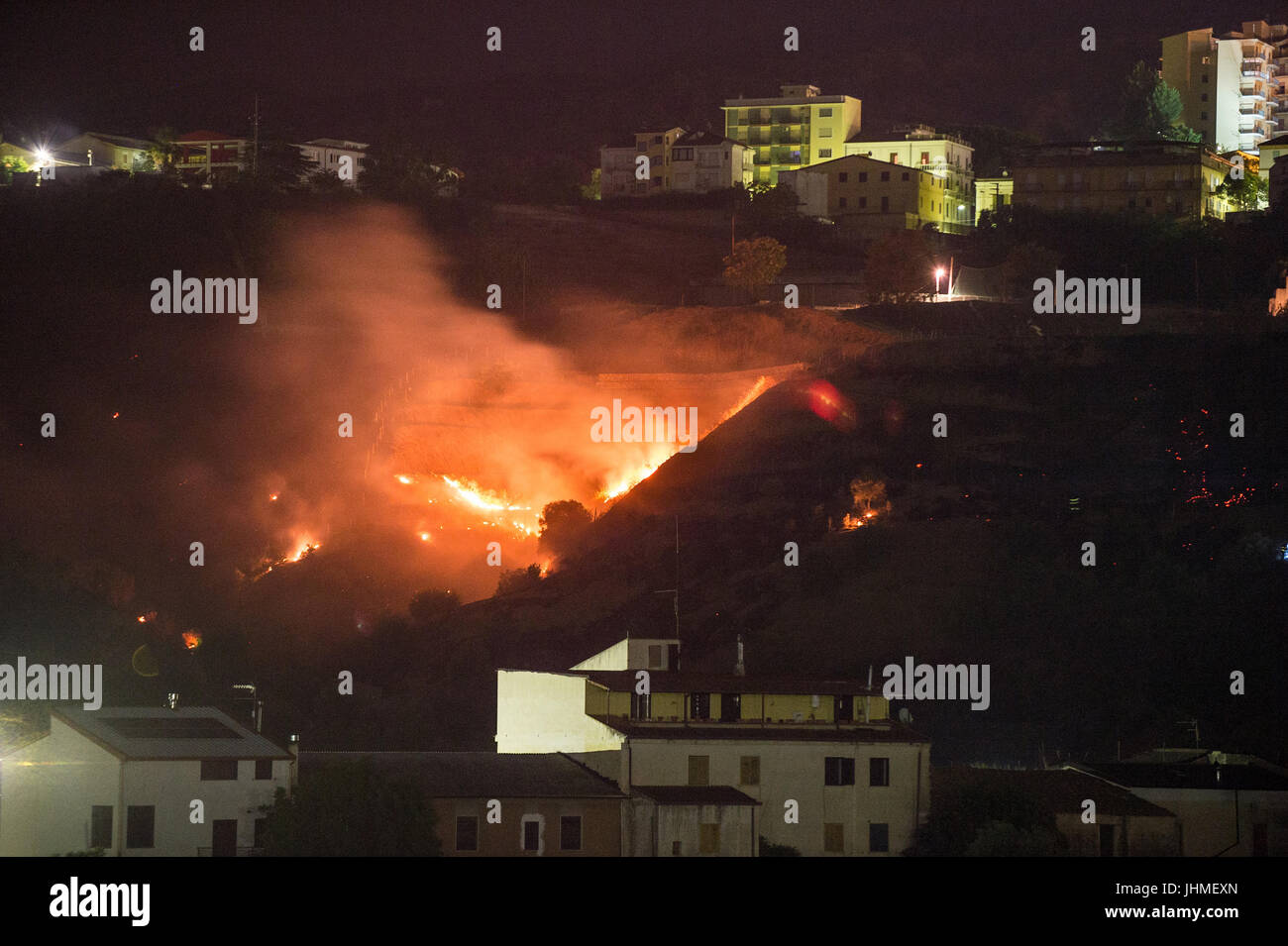 Alberobello, l'ancien village de Corigliano menacée par un vaste feu près des maisons dans la nuit. 13/07/2017, Corigliano, Italie Banque D'Images
