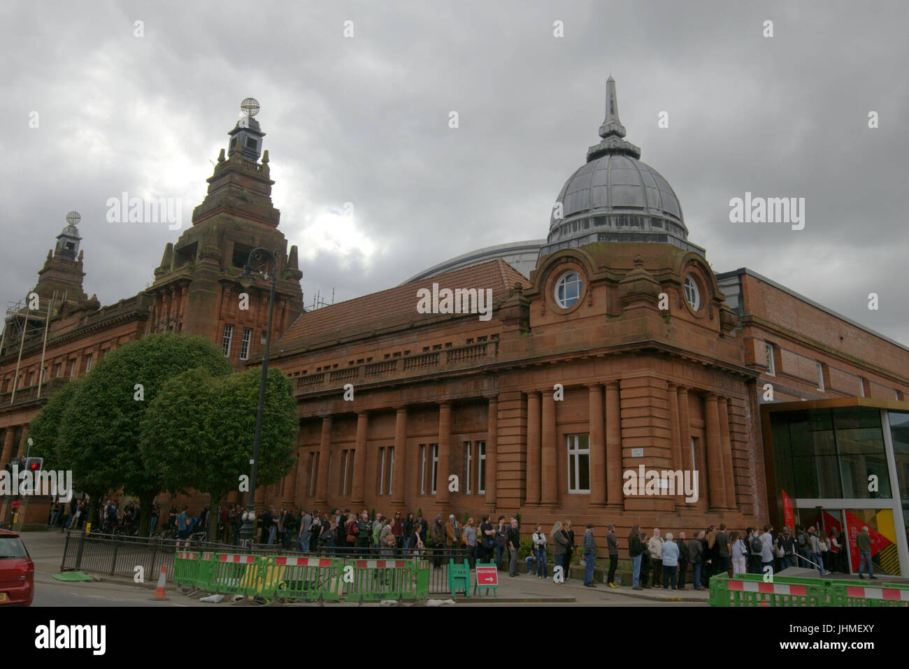 Glasgow, Ecosse, Royaume-Uni. 14 juillet. De longues queues à Glasgow pour un film comme pour les extras Casting ratisse place à la ville, Kelvin Hall. Le film basé sur Robert the Bruce a donné la préférence à la barbe si les hommes et les femmes ont besoin. La longueur de l'queie a fait du bruit à l'échelle locale et un musicien a décidé de revenir demain sur son vélo pour la deuxième journée de casting en espérant qu'il avait baissé d'ici là. Gerard crédit Ferry/Alamy news Banque D'Images