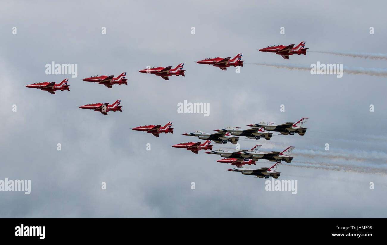 RIAT Fairford Gloucestershire UK.Royal Airforce flèches rouges Jour 1 au Royal International Air Tattoo. Crédit : Charlie Fairford bryan/Alamy Live News Banque D'Images