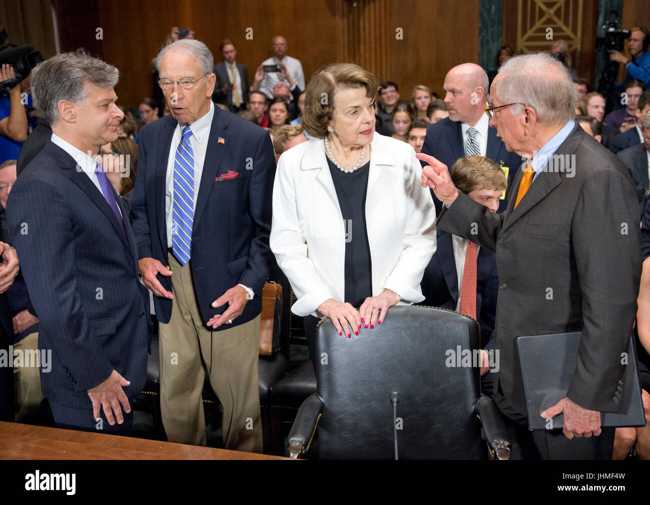 Le sénateur américain Charles Grassley (républicain de l'Iowa), président, Comité du Sénat américain sur le pouvoir judiciaire, centre gauche, s'engage dans une conversation avec Christopher A. Wray, gauche, comme le sénateur américain Dianne Feinstein (démocrate de Californie), Membre, Comité du Sénat américain sur le pouvoir judiciaire, au centre à droite, s'engage dans une conversation avec l'ancien sénateur Sam Nunn (démocrate de la Géorgie), à droite, avant de Wray qui témoigne sur sa nomination au poste de directeur du Federal Bureau of Investigation (FBI) devant le Comité sur la colline du Capitole à Washington, DC le mercredi, Juillet 12, 2017. Credit : Ron Sachs Banque D'Images