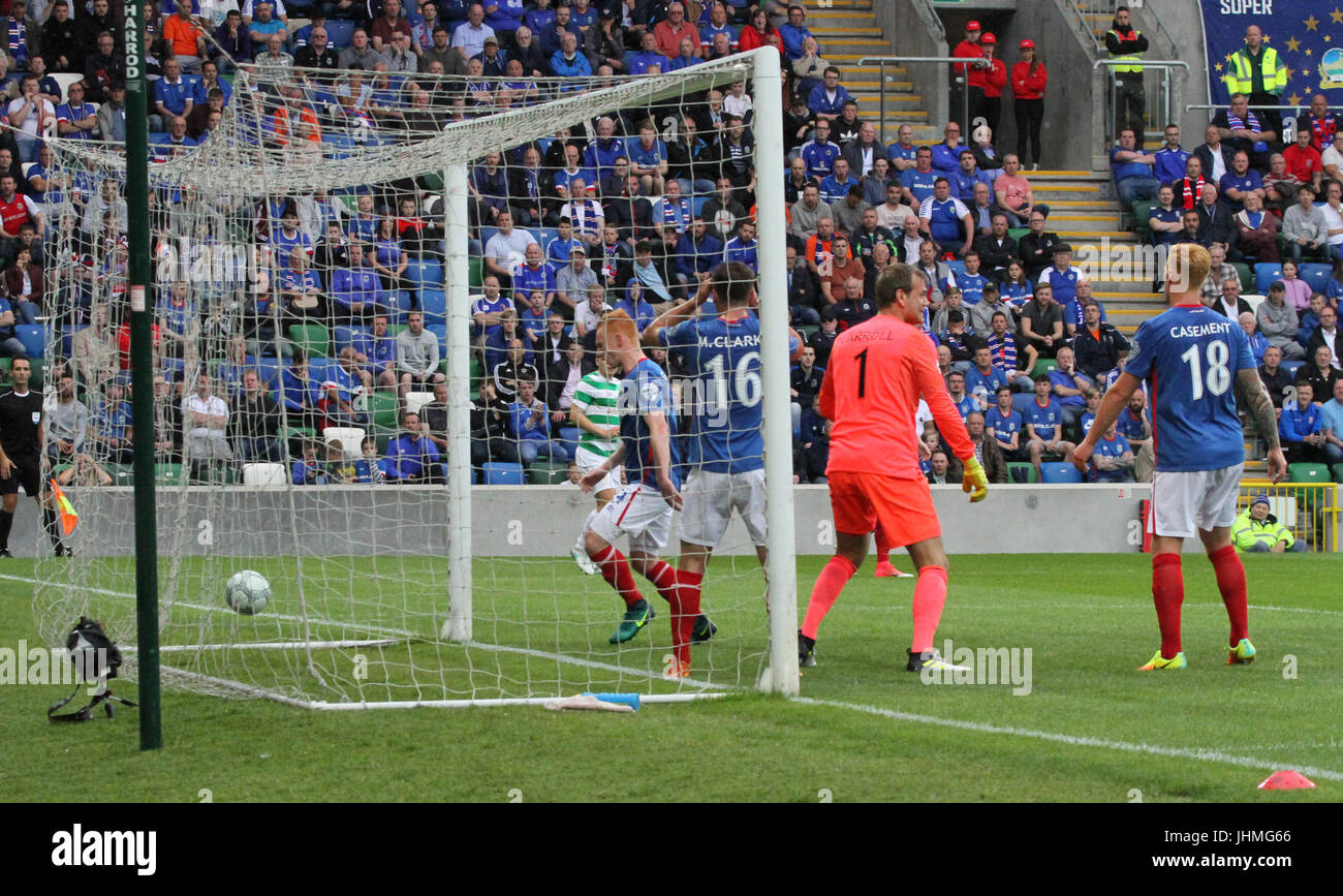 Windsor Road, Belfast, Royaume-Uni. 14 juillet 2017. Linfield v Celtic (UEFA CL QR2 1ère manche). Scott Sinclair met Celtic à venir. CAZIMB:Crédit/Alamy Live News. Banque D'Images