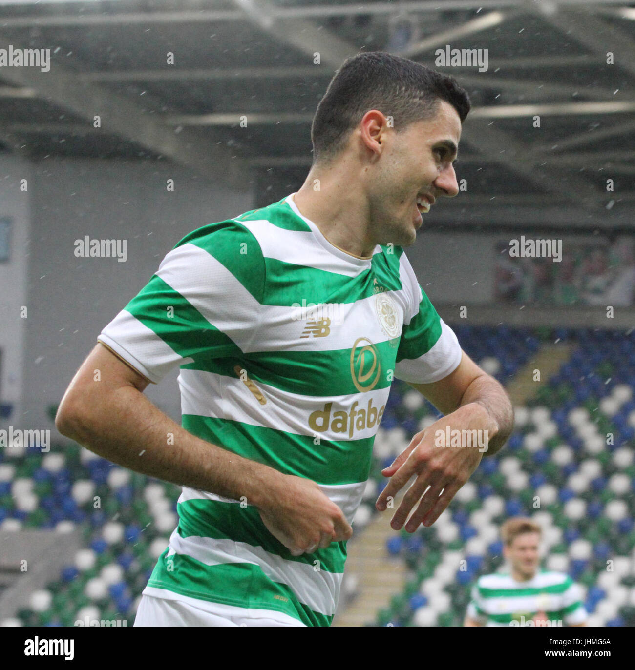 Windsor Road, Belfast, Royaume-Uni. 14 juillet 2017. Linfield v Celtic (UEFA CL QR2 1ère manche). Tom Rogic fait 2-0 à Celtic. CAZIMB:Crédit/Alamy Live News. Banque D'Images