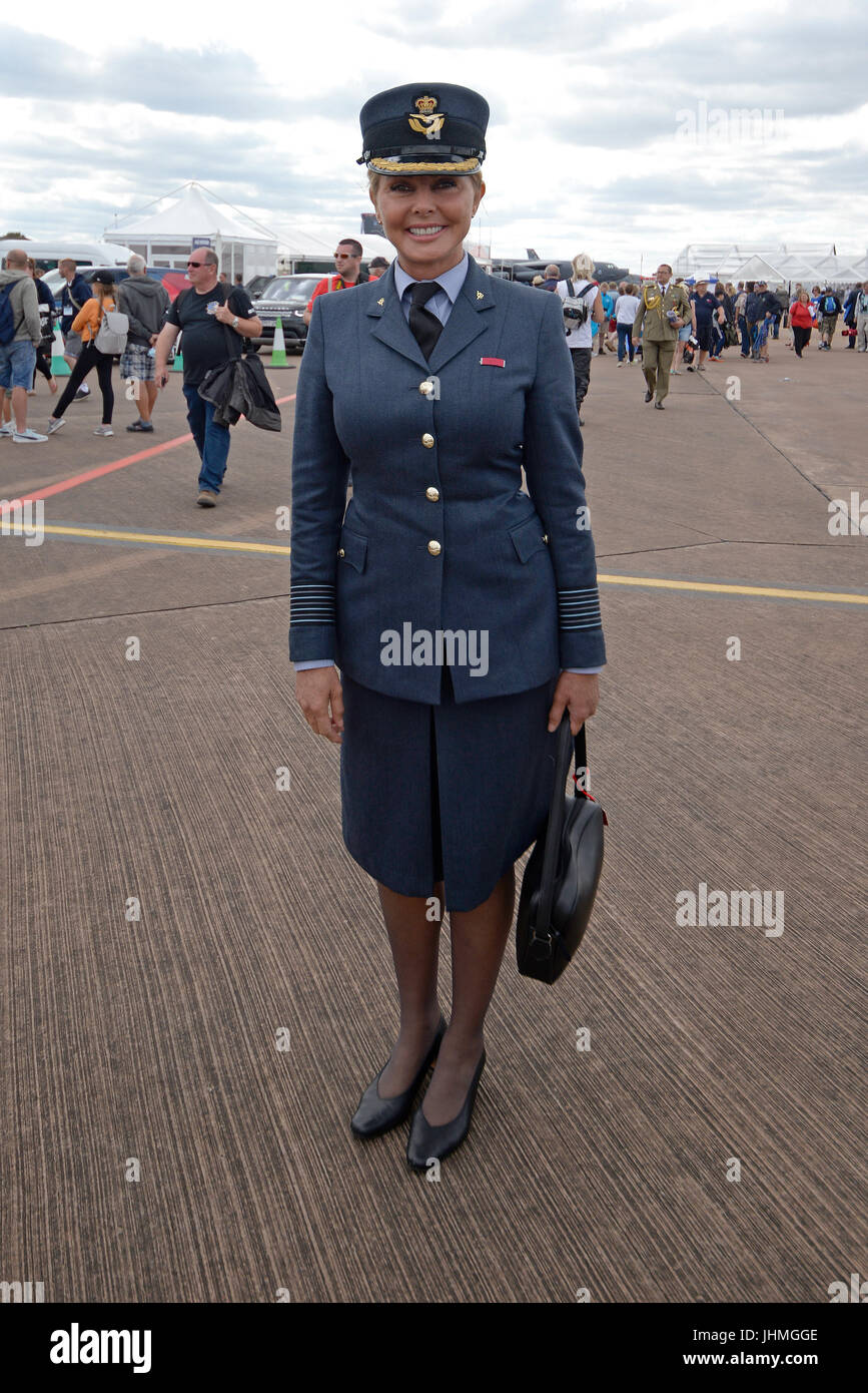 Carol Vorderman a visité le Royal International Air Tattoo avec son uniforme des Cadets de l'Air. Ambassadeur des Cadets de l'Air de la RAF Banque D'Images