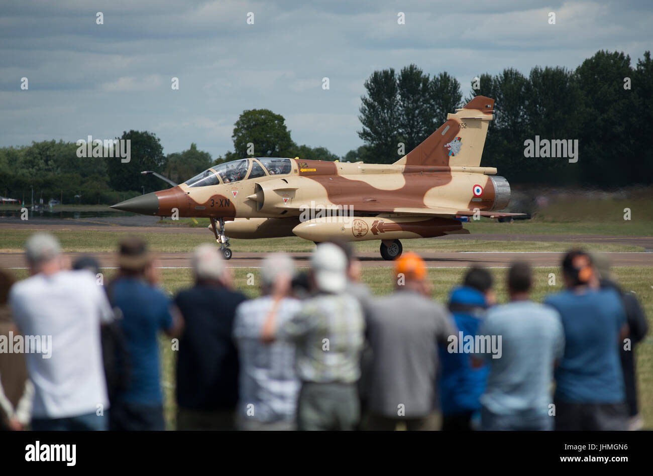 RAF Fairford, Gloucestershire, Royaume-Uni. 14 juillet 2017. Premier jour du Royal International Air Tattoo (RIAT), l'un des plus grands meetings. Démonstrations en vol : la bataille d'Angleterre et de vol des avions de l'USAF souligne le 70e anniversaire de leur service. Photo : UN Dassault Mirage 2000D de Couteau Delta, de l'Air Française, prêt à décoller. Credit : Malcolm Park / Alamy Live News. Banque D'Images