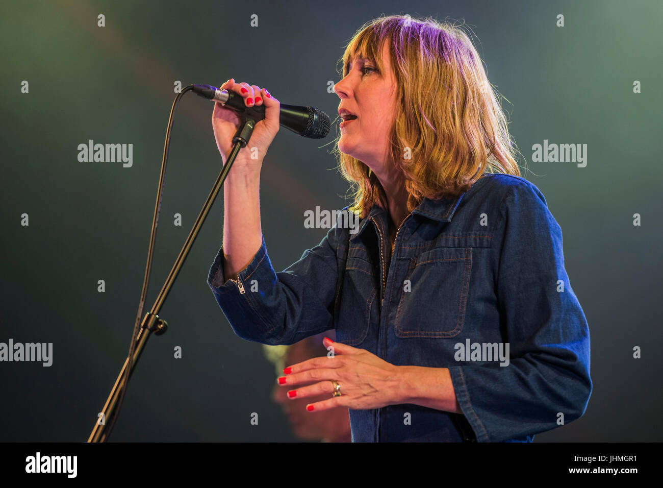 Henham Park. Suffolk, UK. 14 juillet, 2017. Beth Orton sur le stade de la BBC - La Latitude 2017 Festival, Henham Park. Suffolk 14 Juillet 2017 Crédit : Guy Bell/Alamy Live News Banque D'Images