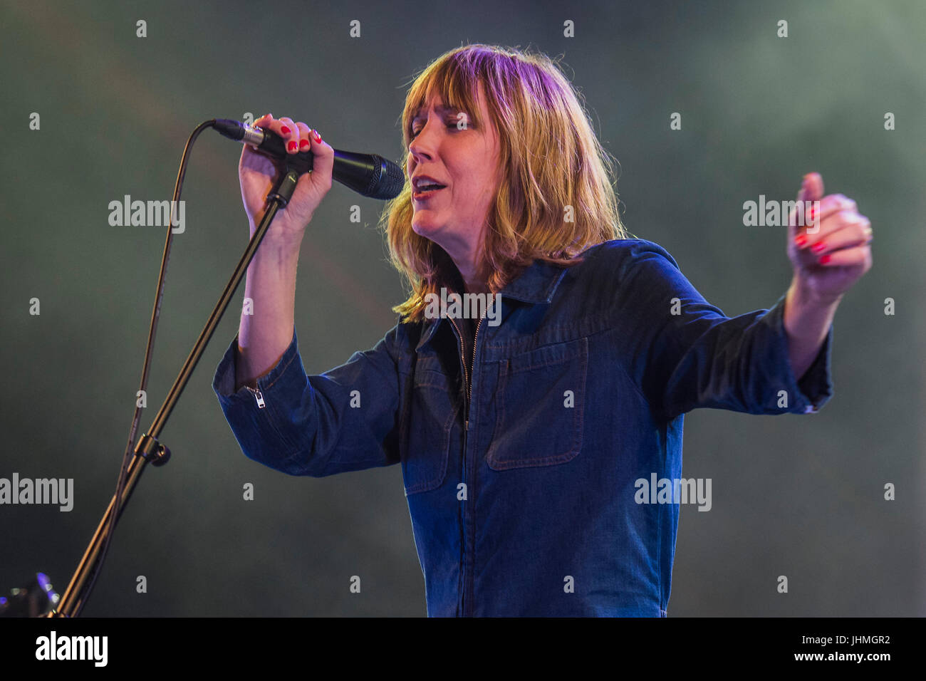 Henham Park. Suffolk, UK. 14 juillet, 2017. Beth Orton sur le stade de la BBC - La Latitude 2017 Festival, Henham Park. Suffolk 14 Juillet 2017 Crédit : Guy Bell/Alamy Live News Banque D'Images