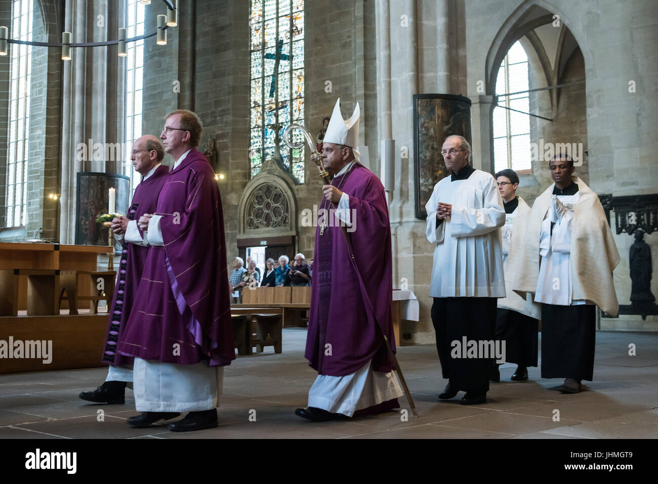 Erfurt, Allemagne. 14 juillet, 2017. L'évêque auxiliaire de l'bisphoric Erfurt, Reinhard Hauke (C) promenades pour un service funèbre pour le défunt archevêque Cardinal Joachim Meisner de Cologne lors de la cathédrale Sainte Marie à Erfurt, Allemagne, 14 juillet 2017. Photo : Jens-Ulrich Koch/dpa-Zentralbild/dpa/Alamy Live News Banque D'Images