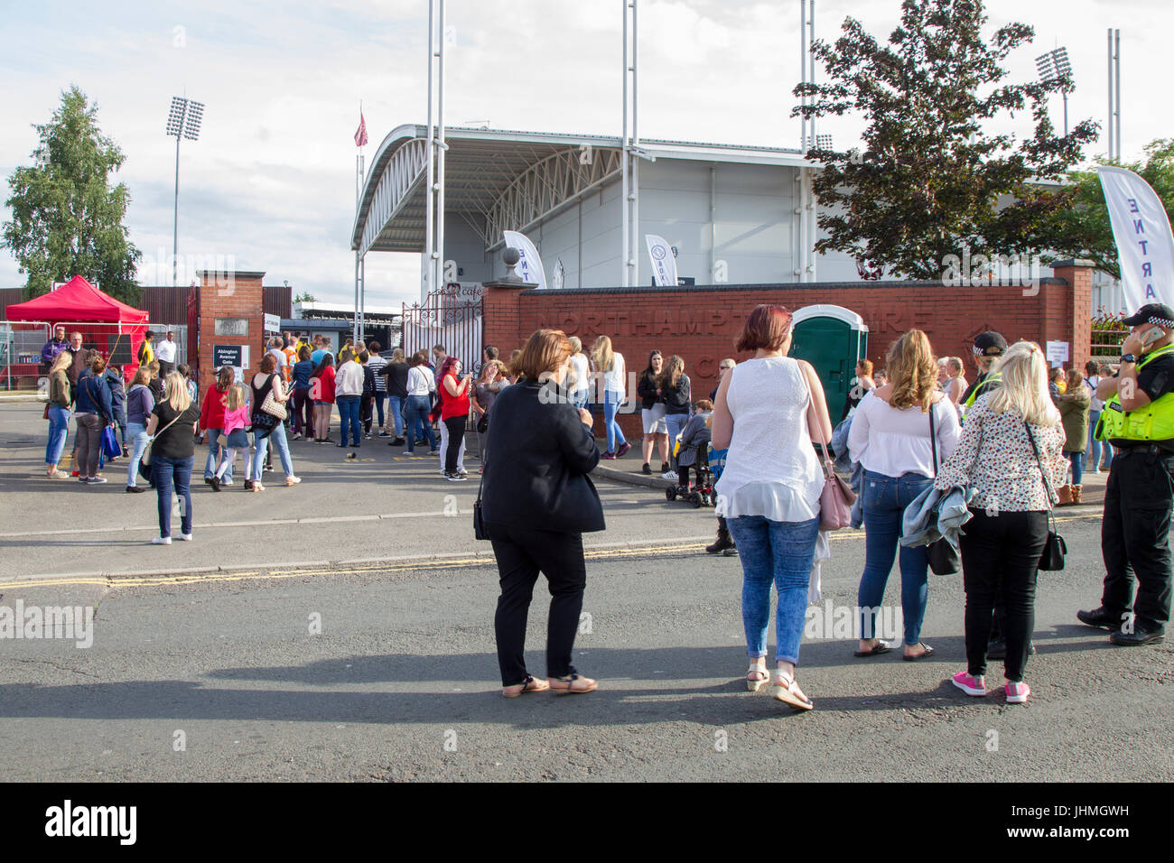 Northampton, Royaume-Uni Olly Murs concert au County Ground.14 juillet 2017. 17 000 billets pour tonights événement entraîne des files d'attente à l'entrée en Abington Ave en raison de l'intensifier les contrôles de sécurité. Credit : Keith J Smith./Alamy Live News. Banque D'Images