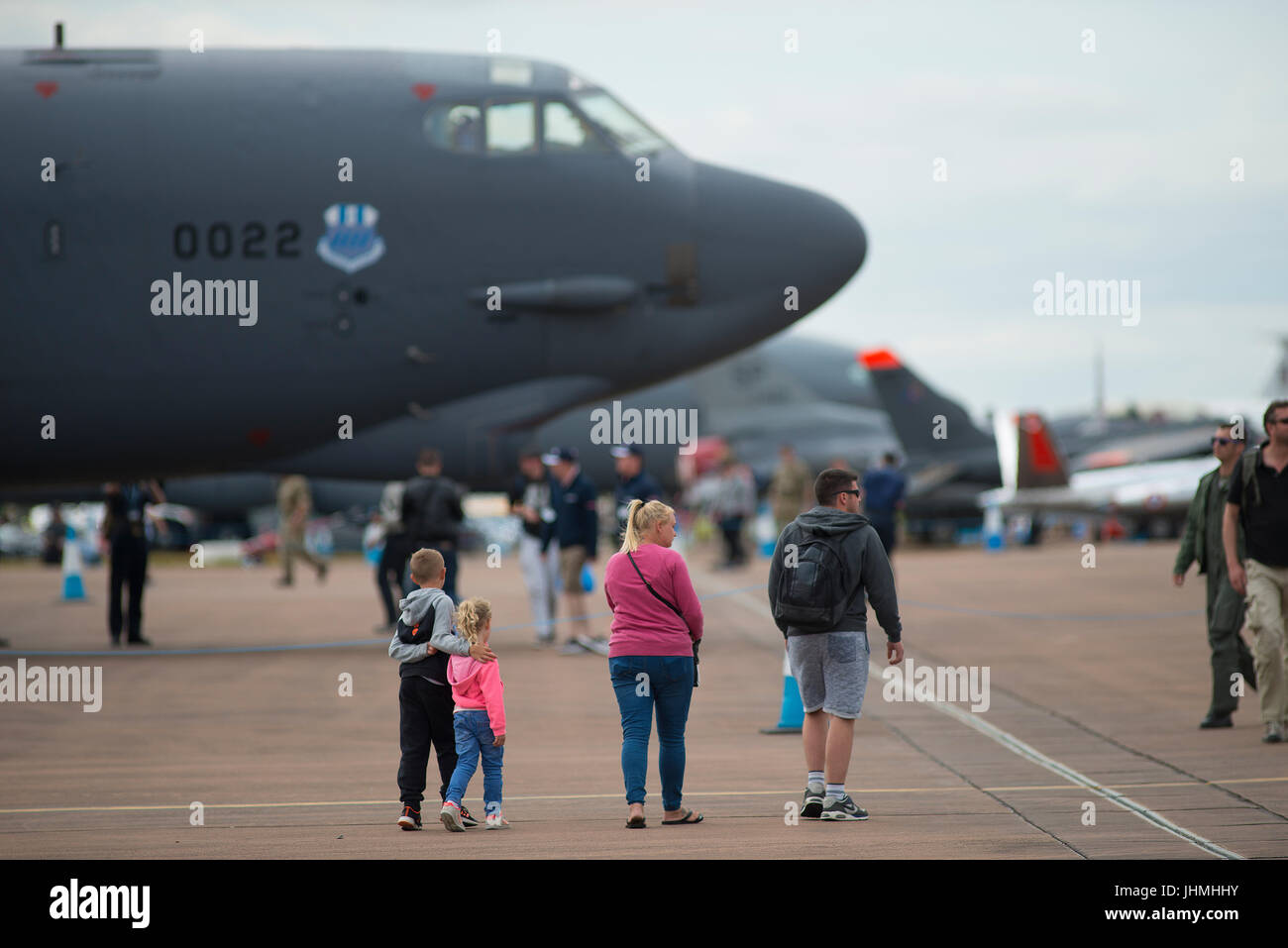 RAF Fairford, Gloucestershire, Royaume-Uni. 14 juillet 2017. Premier jour du Royal International Air Tattoo (RIAT), l'un des plus grands meetings. Démonstrations en vol : la bataille d'Angleterre et de vol des avions de l'USAF souligne le 70e anniversaire de leur service, y compris un Boeing B-52H Stratofortress à partir de la 307e escadre de bombardiers en Louisiane. Credit : Malcolm Park / Alamy Live News. Banque D'Images