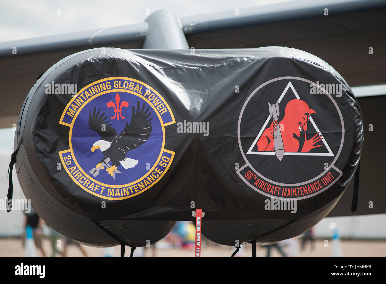 RAF Fairford, Gloucestershire, Royaume-Uni. 14 juillet 2017. Premier jour du Royal International Air Tattoo (RIAT), l'un des plus grands meetings. Démonstrations en vol : la bataille d'Angleterre et de vol des avions de l'USAF souligne le 70e anniversaire de leur service, y compris un Boeing B-52H Stratofortress à partir de la 307e escadre de bombardiers en Louisiane, avec la nacelle du moteur graphique. Credit : Malcolm Park / Alamy Live News. Banque D'Images
