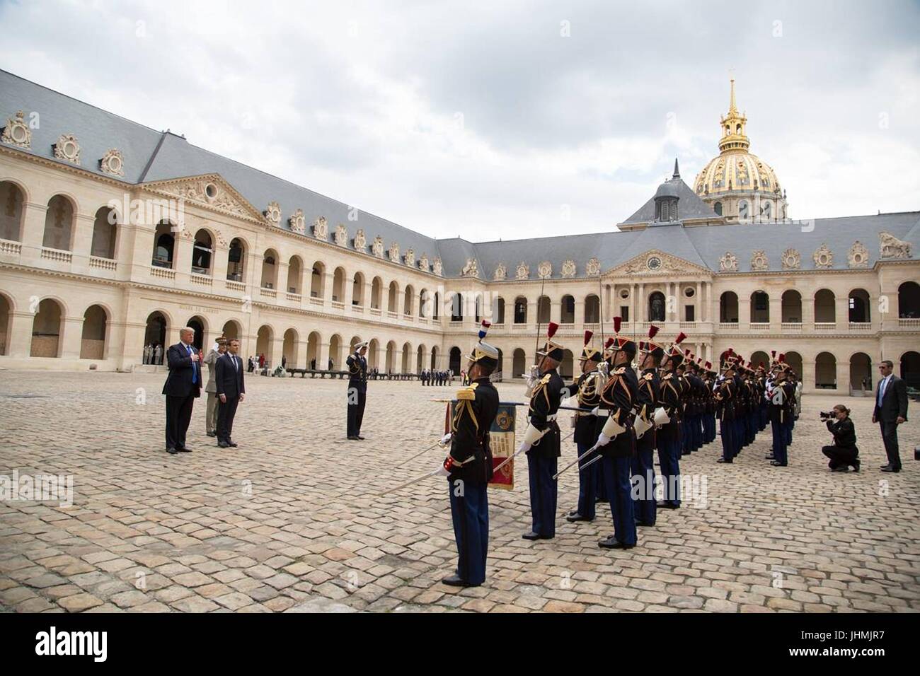 Le Président américain Donald Trump et le président français, Emmanuel Macron pour jouer des hymnes nationaux lors d'une visite au Musée des Invalides, 13 juillet 2017 à Paris, France. La première famille est à Paris pour commémorer le 100e anniversaire de l'entrée des États-Unis dans la Première Guerre mondiale et assister à la fête de la Bastille. Banque D'Images